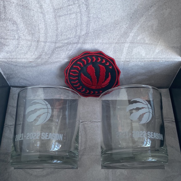 Raptors commemorative glasses for the 2021-22 basketball season & Raptors patch - Picture 4 of 11